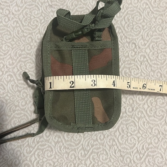 Herschel Camo Crossbody with Strap- Small NWT - Picture 8 of 8